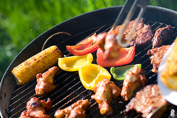 Safe grilling of cooked chicken and raw vegetables